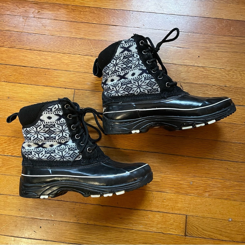 Khombu Newberry winter boots size 6 black with Scandi design